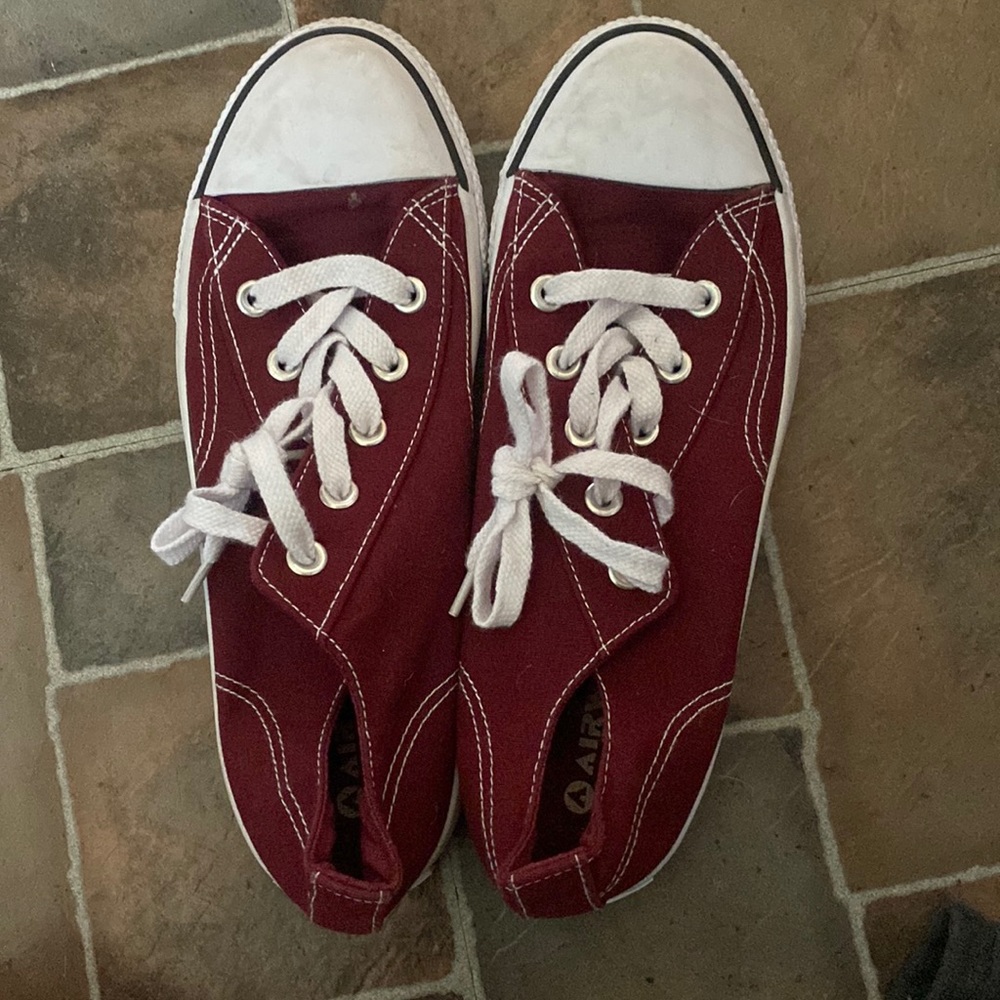 Tennis shoes